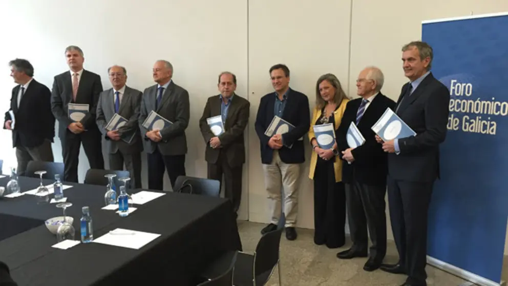 Miembros del Foro Econ&oacute;mico y pol&iacute;ticos en la presentaci&oacute;n del Anuario 2016.