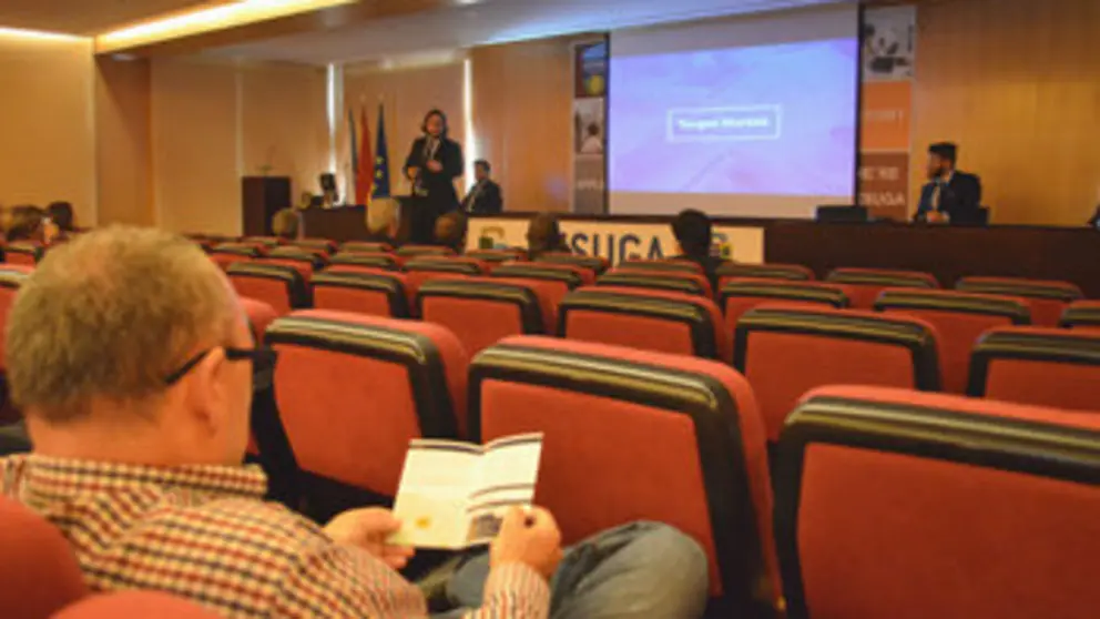 Alumnos de ADE de Cesuga presentando su proyecto fin de carrera.