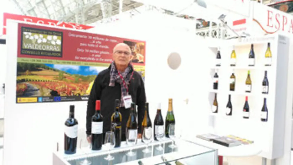 Francisco Garc&iacute;a en el stan de la D.O. Valdeorras en la London Wine Fair.