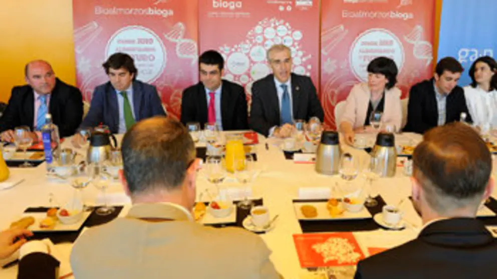 El conselleiro de Econom&iacute;a junto al director de la Gain participaron en el almuerzo de Bioga./M.F.
