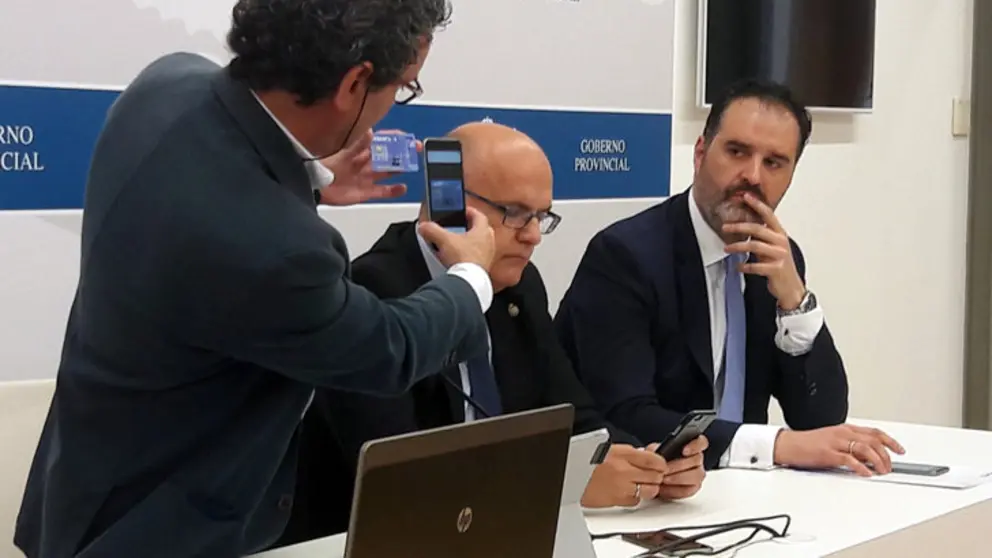 Eduardo Aldao, Manuel Baltar y Rub&eacute;n Saavedra, en la presentaci&oacute;n de la App.