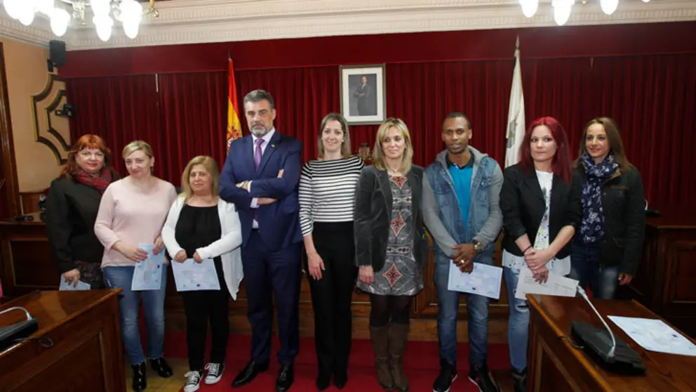 Entrega de diplomas a los participantes en el obradoiro de empleo de Lugo.


UTF
8
Q
DIRECTOR
XERAL
ORIENTACION
PROMOCION
LABORAL
JOS
C

SEN1350.JPG