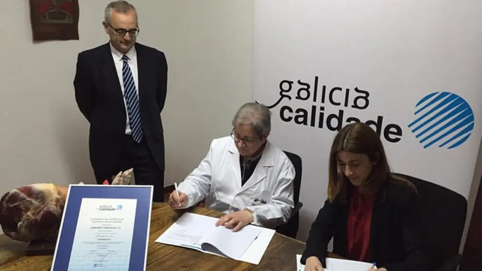 Entrega del certificado de Galicia Calidade a la empresa Jamones Gonz&aacute;lez.