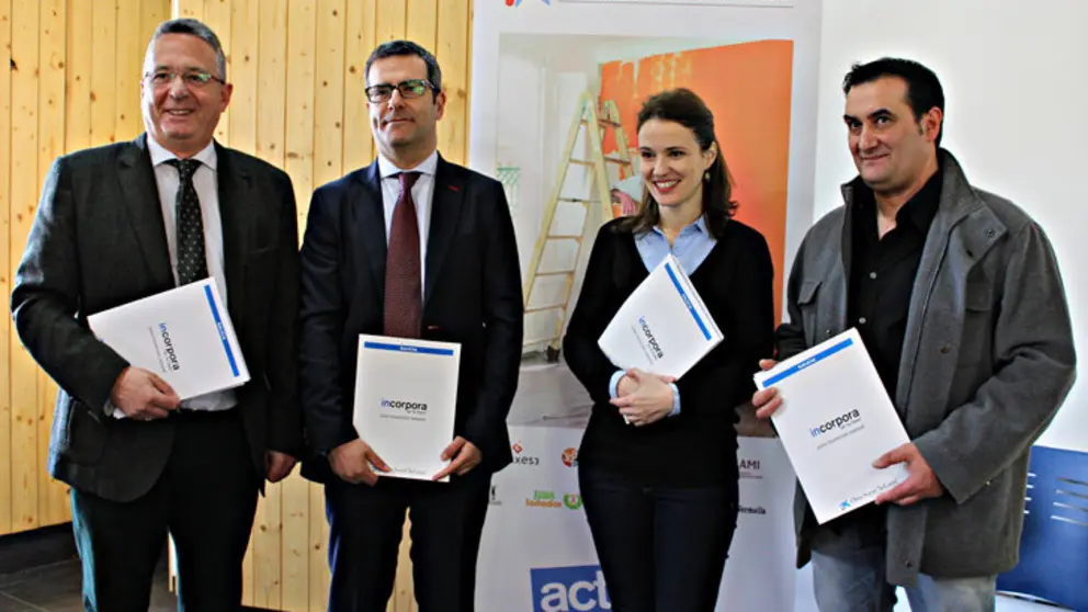 Participantes en la firma del convenio entre la Obra Social La Caixa, APES y CCA Ourense Norte.