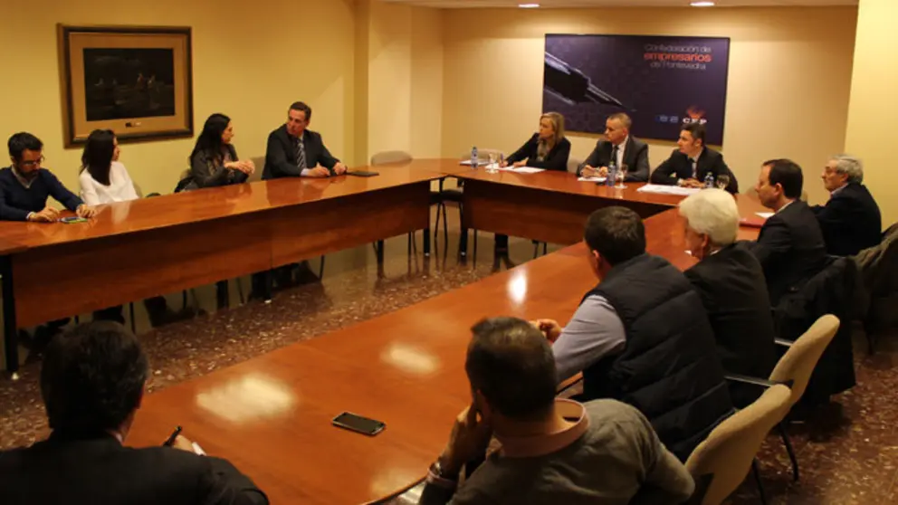 Reuni&oacute;n de la directiva de la CEP con miembros del grupo popular en el Concello de Vigo.
