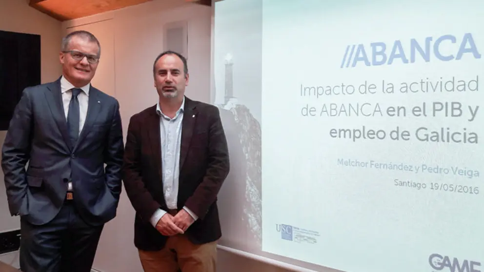 Pedro Veiga. director general adjunto de Planificaci&oacute;n Estrat&eacute;gica y PMO de Abanca, y Melchor Fern&aacute;ndez, profesor de la USC y coordinador del Grupo de An&aacute;lisis y Modelizaci&oacute;n Econ&oacute;mica (GAME)-