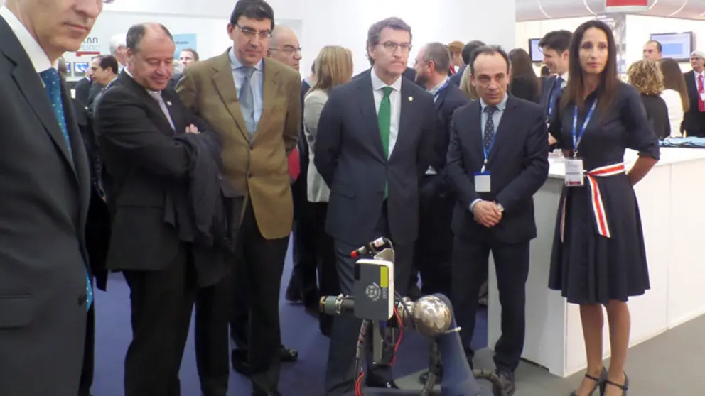 Autoridades en el stand de AIMEN y Aclunaga en Navalia.