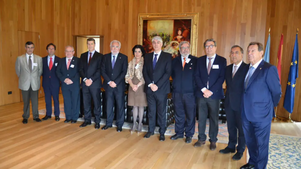 Miguel &Aacute;ngel Santalices con los decanos de Economistas y presidentes de Titulados Mercantiles.