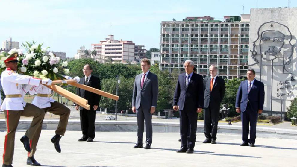 El presidente de la Xunta asisti&oacute; en Cuba a la ofrenda floral frente a la imagen de Jos&eacute; Mart&iacute;.