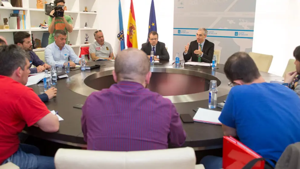 Reuni&oacute;n del conselleiro de Econom&iacute;a con representantes de los trabajadores de Alcoa./X.C.