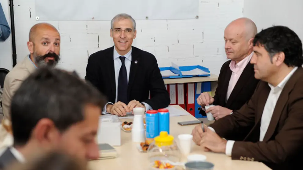 El conselleiro de Econom&iacute;a en su reuni&oacute;n con miembros de Ascega en A Coru&ntilde;a./M.F.