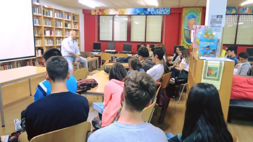 Socios de AJE en su charla en el instituto As Barxas de Moa&ntilde;a.