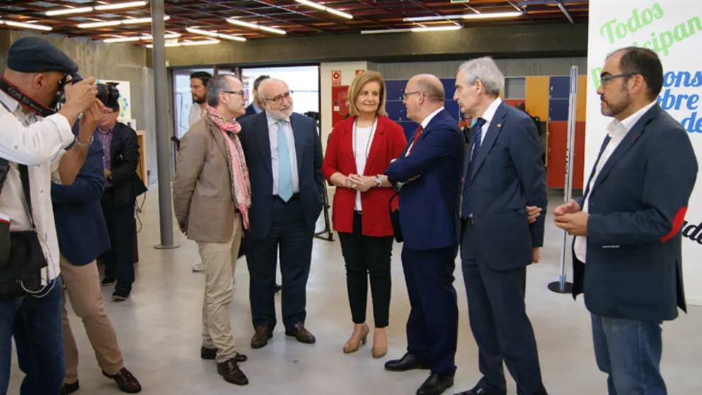El alcalde de Ourense, el director de la EOI, la ministra de Empleo en funciones, el presidente de la Diputaci&oacute;n de Ourense, el subdelegado del Gobierno en Ourense y el director de La Molinera./P.L.
