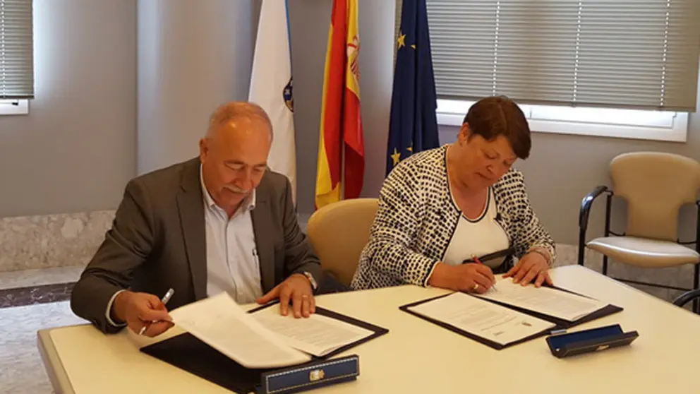 Firma del convenio entre Diputaci&oacute;n de A Coru&ntilde;a y Centro Comercial Abierto de Carballo.