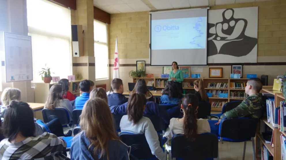 La socia de AJE en el instituto Luis Seoane de Pontevedra.