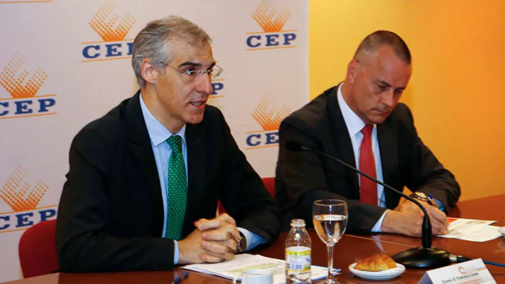 El conselleiro de Econom&iacute;a junto al presidente de la CEP./M.S.