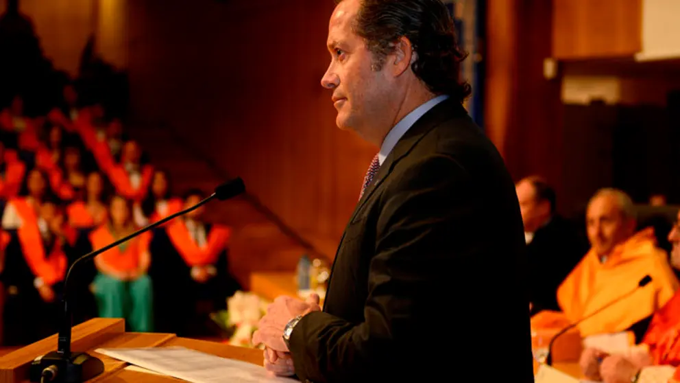 Escotet, en el acto de graduaci&oacute;n de Econom&iacute;a de la Universidad de Vigo.