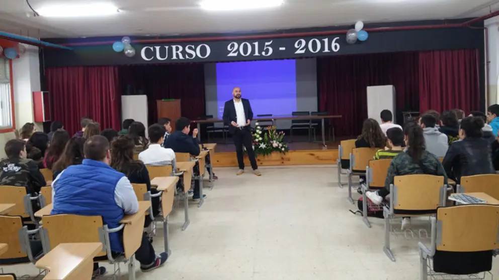 Miembros de AJE Galicia visitaron el instituto &Aacute;nxel Fole de Lugo.