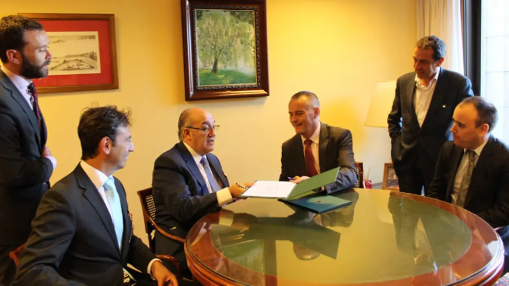 Firma del convenio entre la CEP y La Chambre.