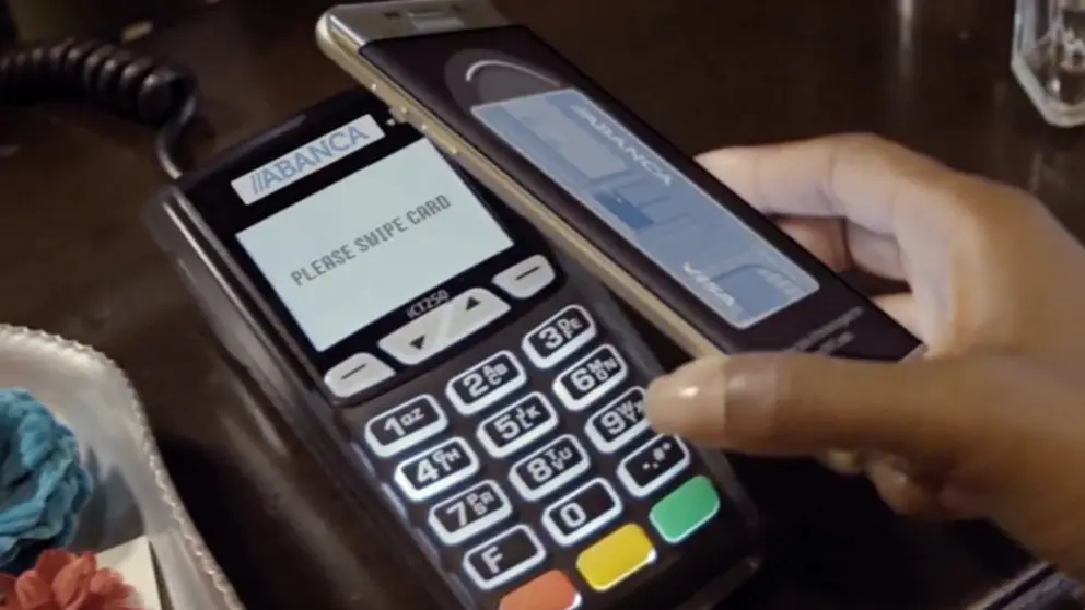 Los clientes de Abanca podr&aacute;n realizar sus pagos desde su smartphone.