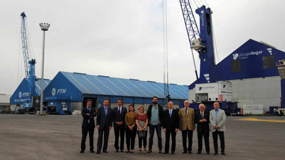 Los consejeros visitaron la d&aacute;rsena de Punta Langosteira.