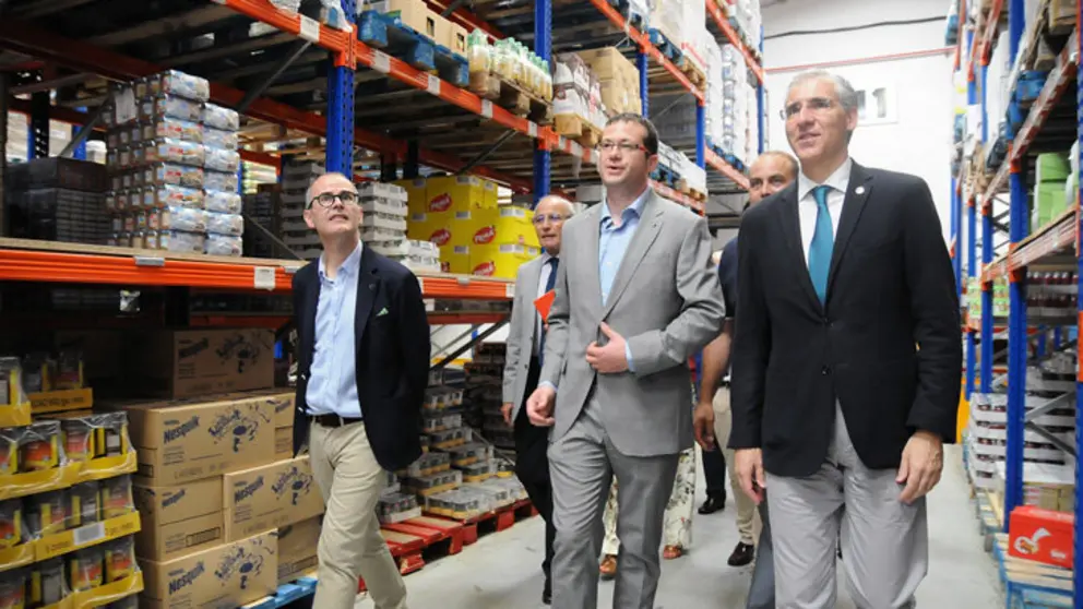 El conselleiro de Econom&iacute;a junto al alcalde de Ourense y al director del Grupo Cuevan, en sus instalaciones del pol&iacute;gono de O Vinte&uacute;n./R.T.