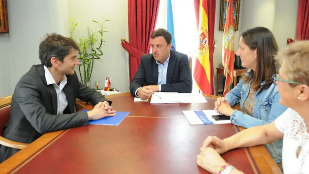 Alcalde y concejalas de Ferrol junto al presidente de la Diputaci&oacute;n de A Coru&ntilde;a.