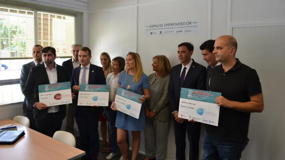 Premiados y autoridades, en el nuevo centro de emprendimiento de Vilagarc&iacute;a.
