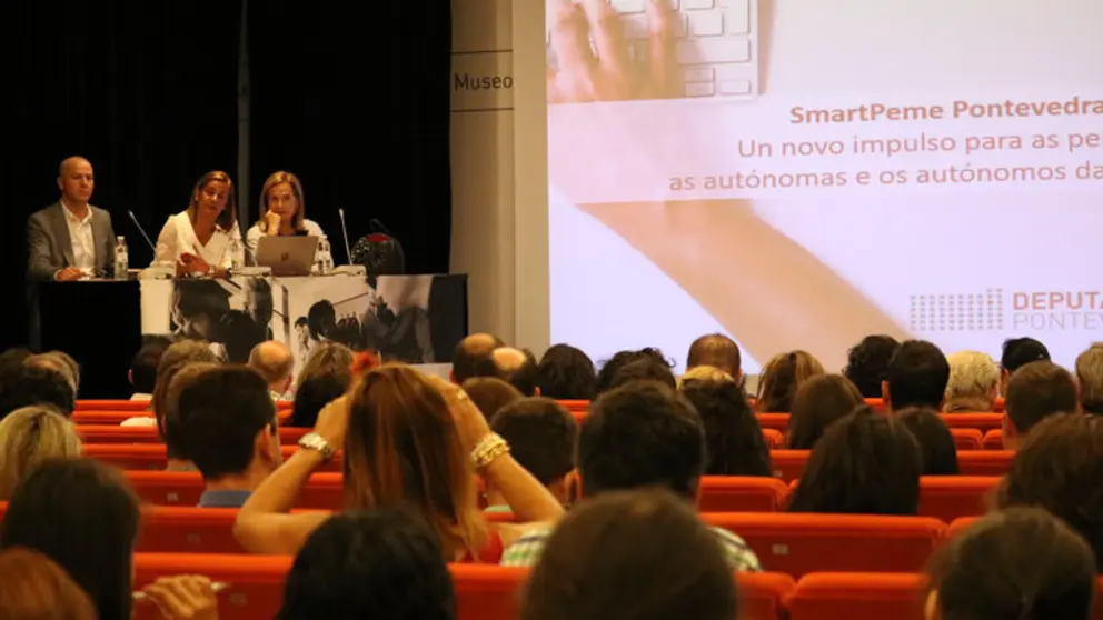 Charla de Elena G&oacute;mez del Pozuelo en la presentaci&oacute;n de SmartPeme de la Diputaci&oacute;n pontevedresa.