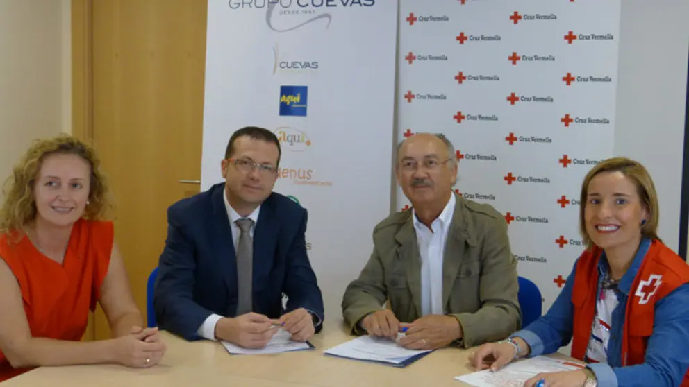 Firma del convenio de colaboraci&oacute;n entre Cruz Roja y Grupo Cuevas.