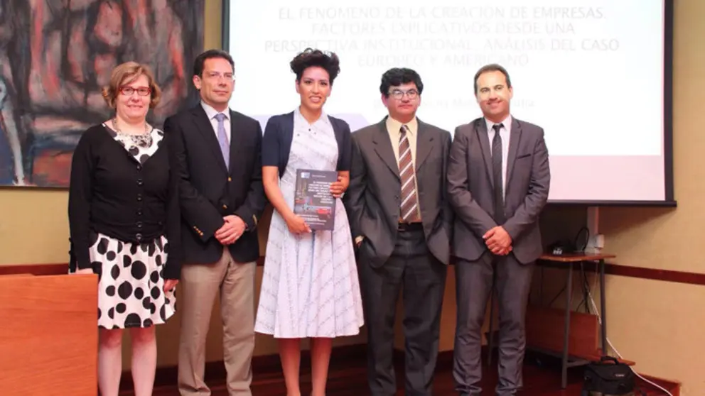 Diana Morales con su director de tesis y el tribunal que la valor&oacute;.