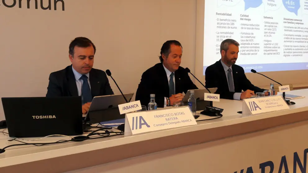 Francisco Botas, Juan Carlos Escotet Rodriguez, y Alberto de Francisco, en la presentaci&oacute;n de resultados de Abanca.