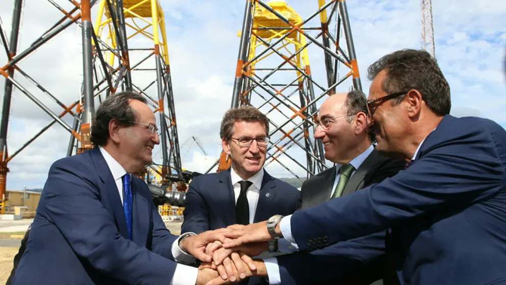 El titular de la Xunta presidi&oacute; el acto de entrega de las jackets del programa Wikinger, en el astillero de Navantia en Fene./X.C.