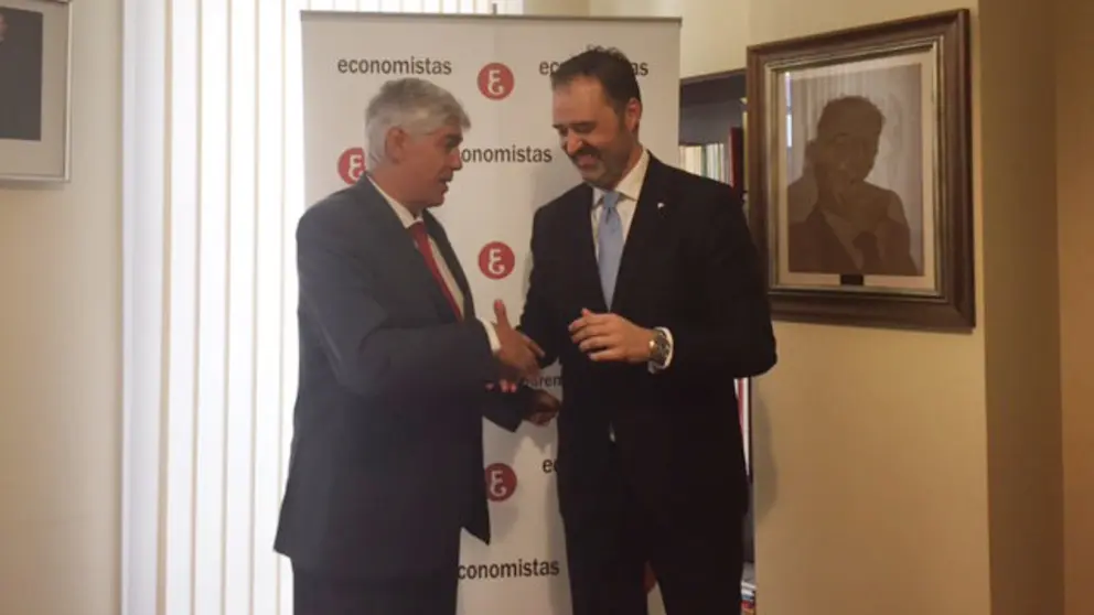 Guillermo D&iacute;ez y Rub&eacute;n Saavedra tras la firma del convenio.