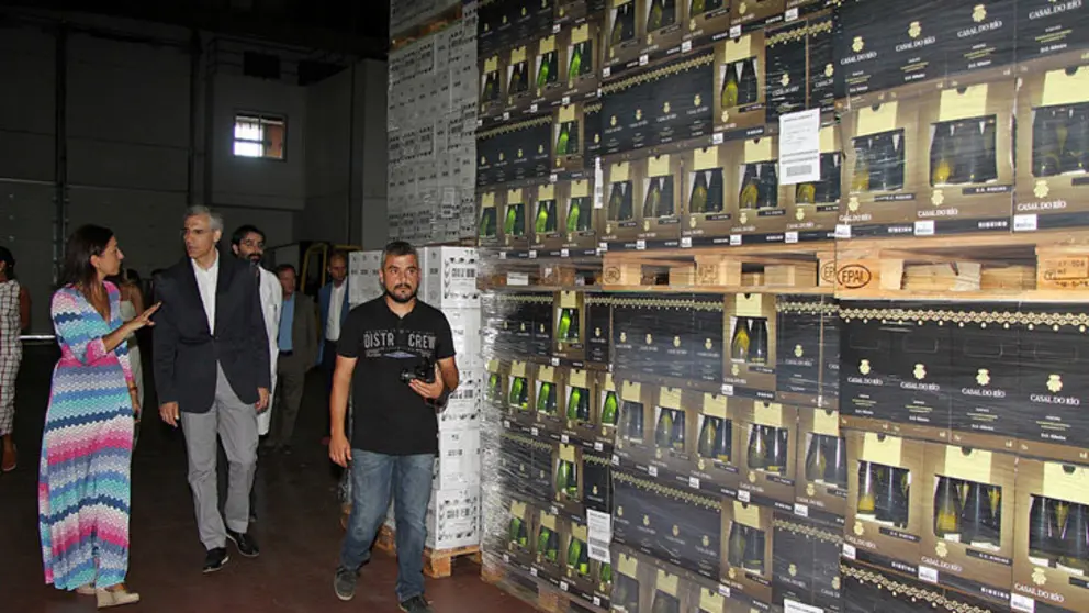 El conselleiro de Econom&iacute;a en las instalaciones de Bodegas Campante en To&eacute;n (Ourense).