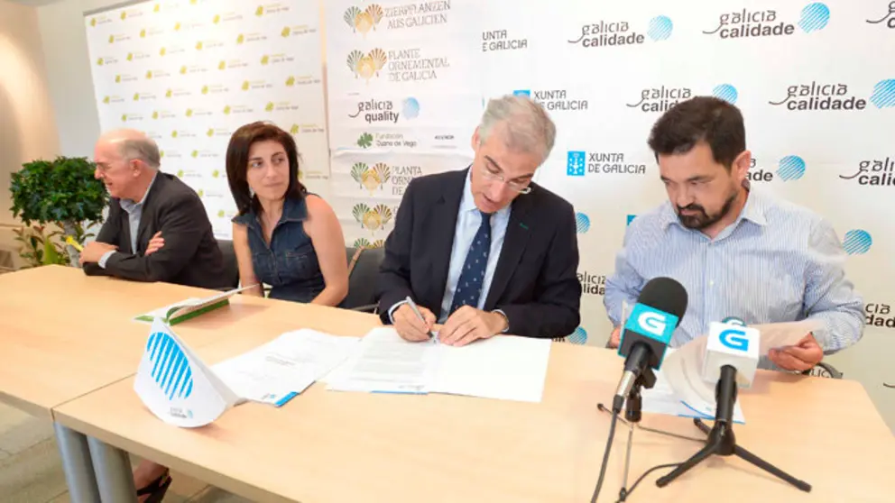 El conselleiro de Econom&iacute;a firmando el convenio con Asvinor.