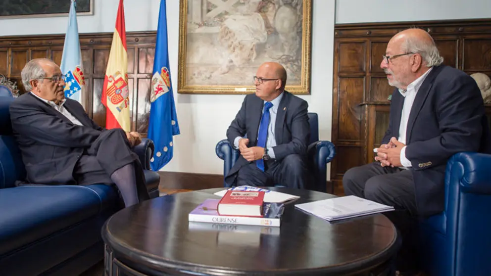Emilio P&eacute;rez Nieto, Manuel Baltar y Seraf&iacute;n Oca&ntilde;a, en la Diputaci&oacute;n de Ourense./A.PAZ.