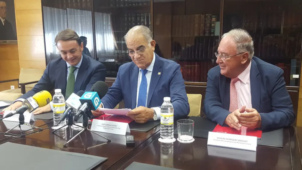 Firma del convenio entre la C&aacute;mara de Comercio y el IMF Business School.