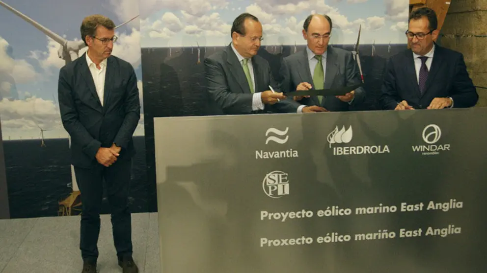 Firma del acuerdo por el presidente de Iberdrola, Ignacio Gal&aacute;n, y el presidente de Navantia, Jos&eacute; Manuel Revuelta, ante el presidente de la Xunta de Galicia, Alberto N&uacute;&ntilde;ez Feij&oacute;o.