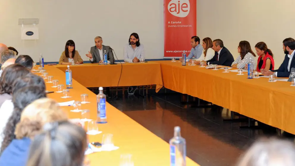 Conde en su encuentro con miembros de AJE Galicia y AJE Coru&ntilde;a./M.FUENTES.