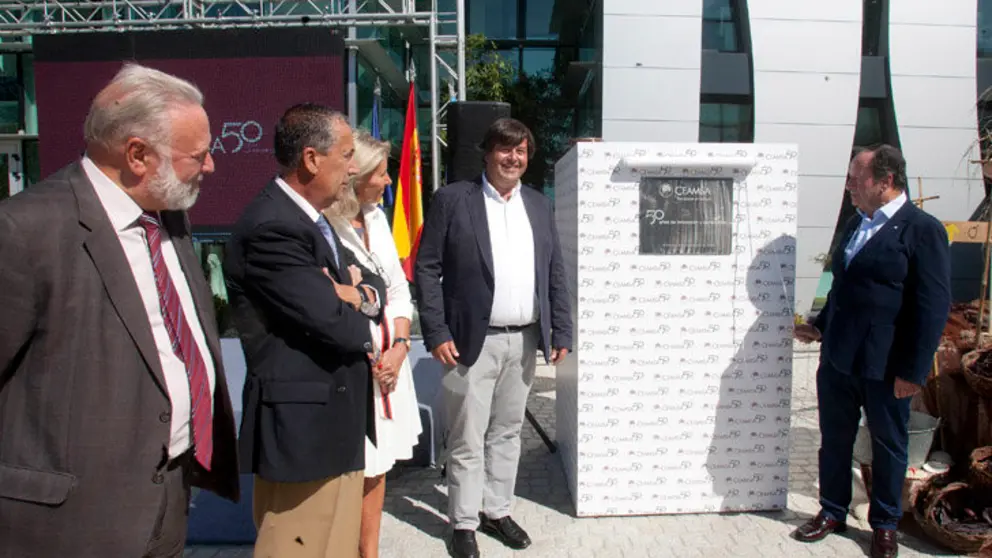 Ignacio e &Iacute;&ntilde;igo Alzueta, fundador y presidente de CEAMSA, en el momento del descubrimiento de la placa conmemorativa del 50&ordm; aniversario.