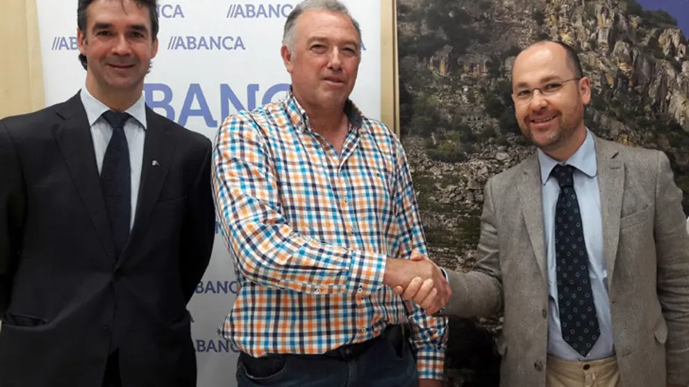 El director de ABANCA Agro, Jes&uacute;s Combarro Pereira; el director de zona de ABANCA en Lugo Sur, Alberto L&oacute;pez S&aacute;nchez; y el presidente del CRDO Ribeira Sacra, Jos&eacute; Manuel Rodr&iacute;guez Gonz&aacute;lez.