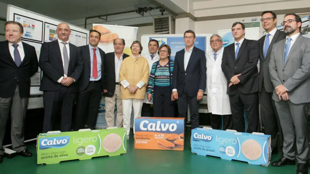 Autoridades y directivos de Grupo Calvo en sus instalaciones en la localidad coru&ntilde;esa de Carballo.