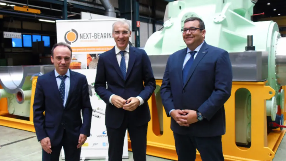Jes&uacute;s Lago, director gerente de AIMEN Centro Tecnol&oacute;gico; Francisco Conde, conselleiro de Econom&iacute;a, Emprego e Industria de la Xunta de Galicia; y Jes&uacute;s Fern&aacute;ndez, director de Planta de W&auml;rtsil&auml; Ib&eacute;rica.