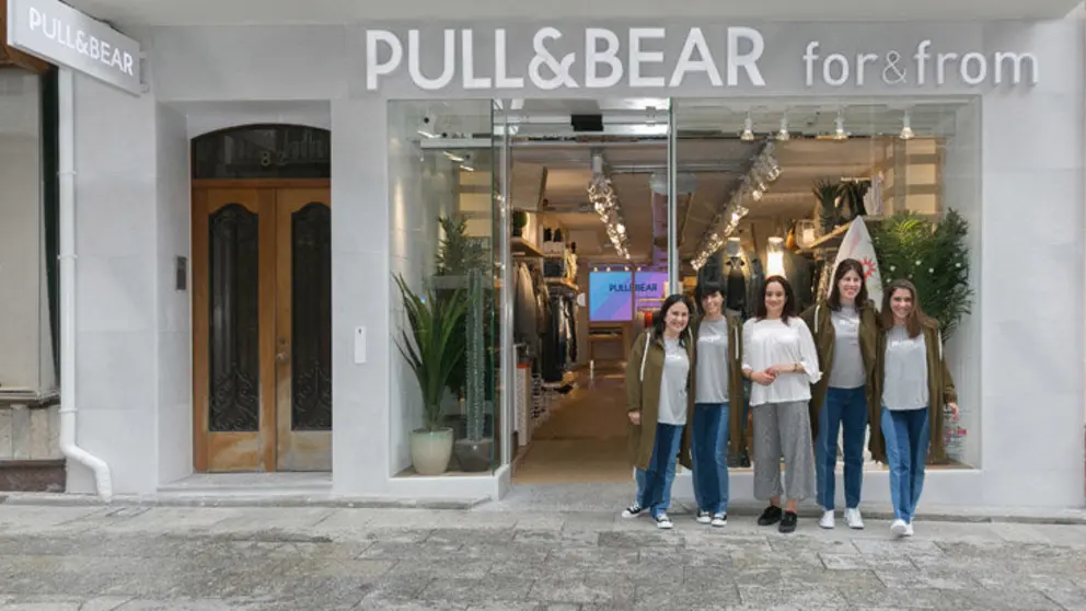 Plantilla de la tienda "for&from" de Pull&Bear en Ferrol.