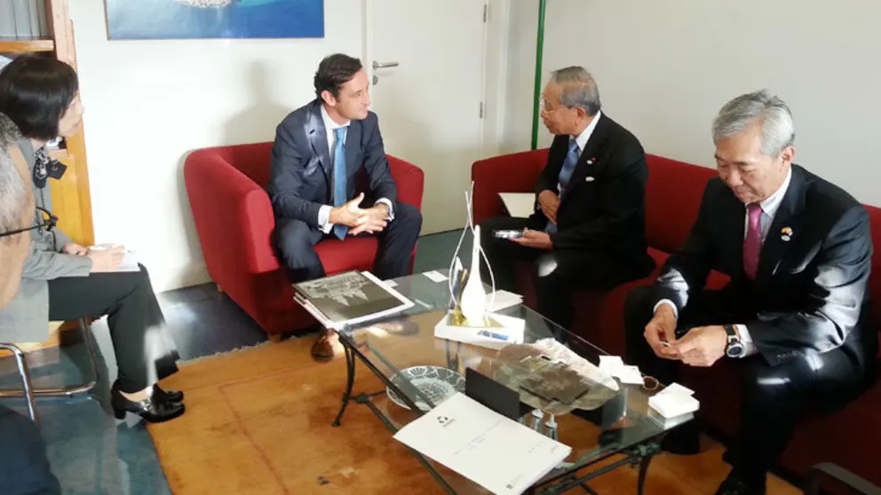 El director del empresario con los empresarios japoneses.