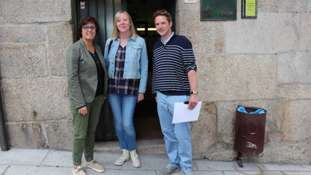 Los dos importadores brit&aacute;nicos (derecha) junto a la traductora, en una bodega ourensana.