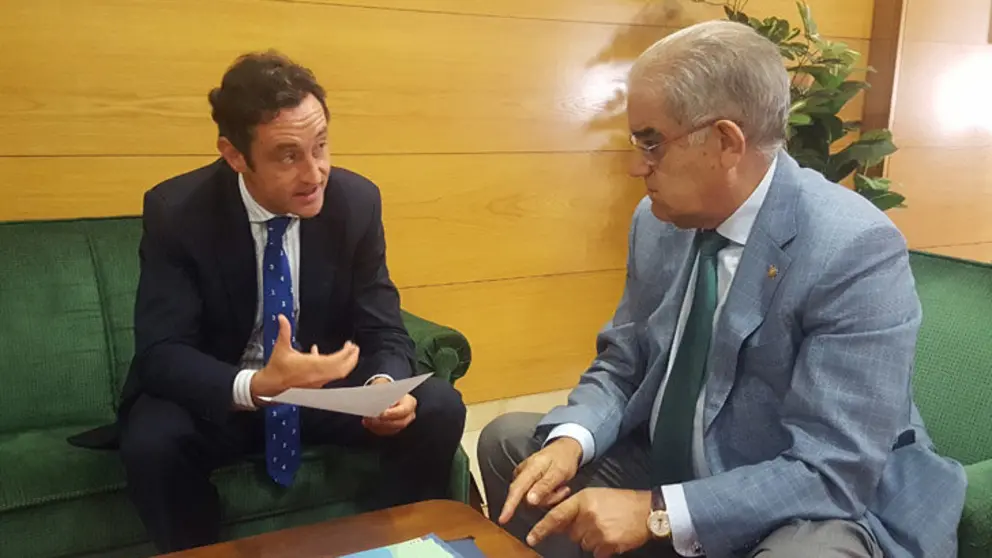 Reuni&oacute;n entre el director del Igape, Javier Aguilera, y el presidente de la C&aacute;mara de Comercio de Pontevedra, Vigo y Vilagarc&iacute;a, Jos&eacute; Garc&iacute;a Costas.