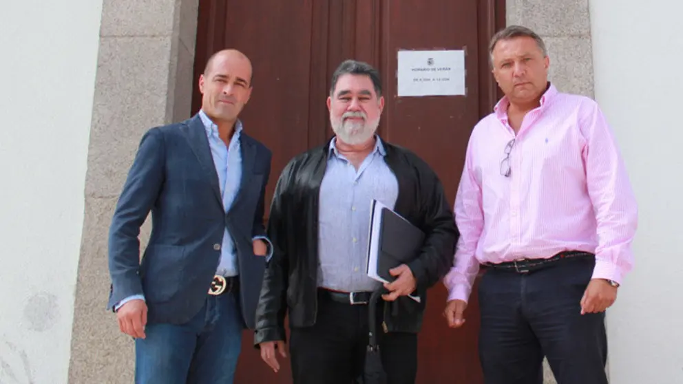El secretario de la CEL con el alcalde de Palas de Rei y el empresario promotor del hotel.