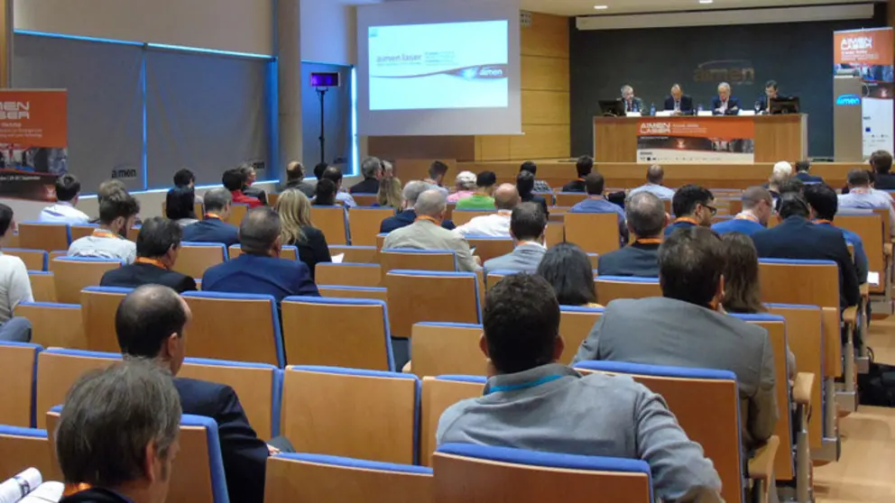 Acto de apertura de las jornadas, con cto de apertura. En la mesa de izquierda a derecha: Ignacio Imizcoz, responsable de la Divisi&oacute;n L&aacute;ser de TRUMPF Maquinaria;  Jes&uacute;s Lago, director gerente de AIMEN Centro Tecnol&oacute;gico; Fernando V&aacute;zquez, presidente de AIMEN Centro Tecnol&oacute;gico; y &Aacute;lvaro G&oacute;mez, responsable de Ventas de Binzel Soldadura.